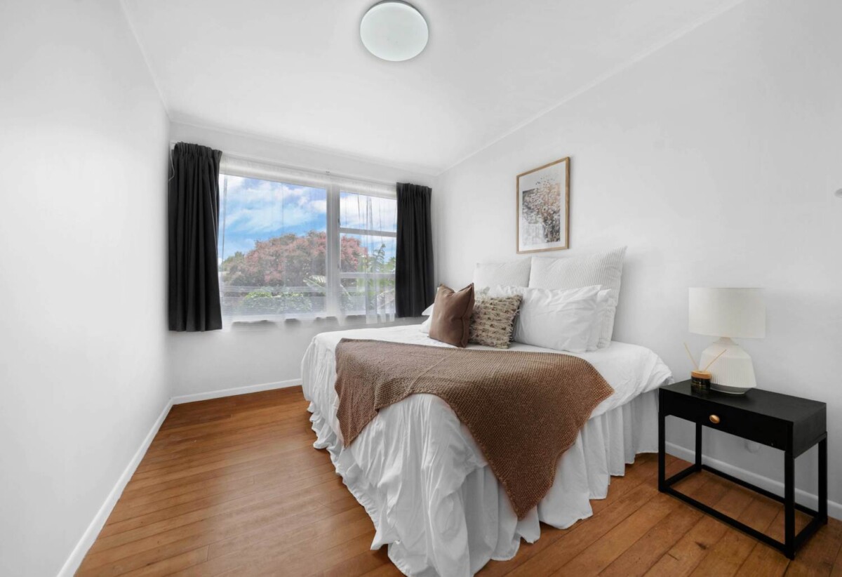 4 beds 2 baths house on 489m2 section, with 1 bed 1 baths granny and 2 flexi rooms, 0.4 km to Elm Park School, 0.8 km to Riverhills School, 1.5 km to Pakuranga Intermediate, 2 La Trobe Street, Pakuranga Heights, Auckland