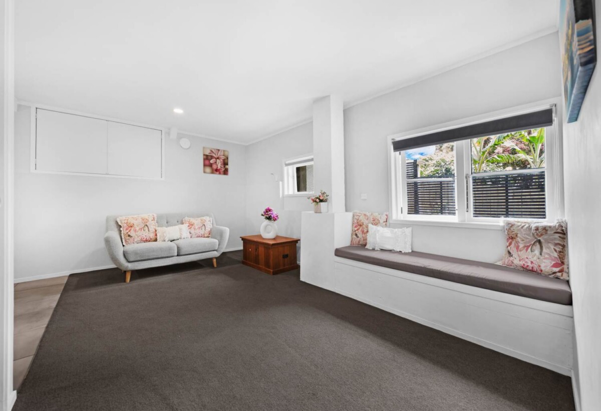 4 beds 2 baths house on 489m2 section, with 1 bed 1 baths granny and 2 flexi rooms, 0.4 km to Elm Park School, 0.8 km to Riverhills School, 1.5 km to Pakuranga Intermediate, 2 La Trobe Street, Pakuranga Heights, Auckland