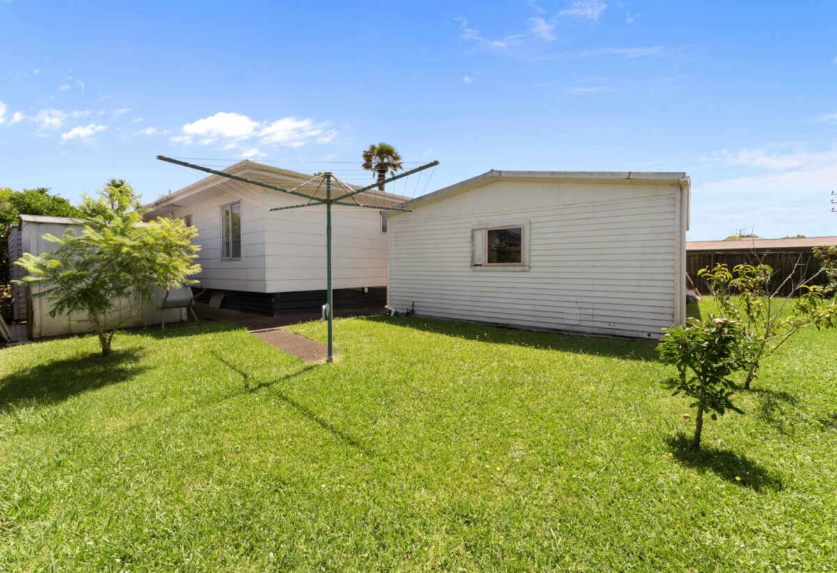 Motivated owners downsizing, 3 beds 2 baths house on 577m2 section, with huge storage/rumpus area, 0.2 km to Bruce McLaren Intermediate School, 0.8 km to Henderson South School, 1.4 km to Henderson High School, 17 Hindmarsh Street, Henderson, Auckland