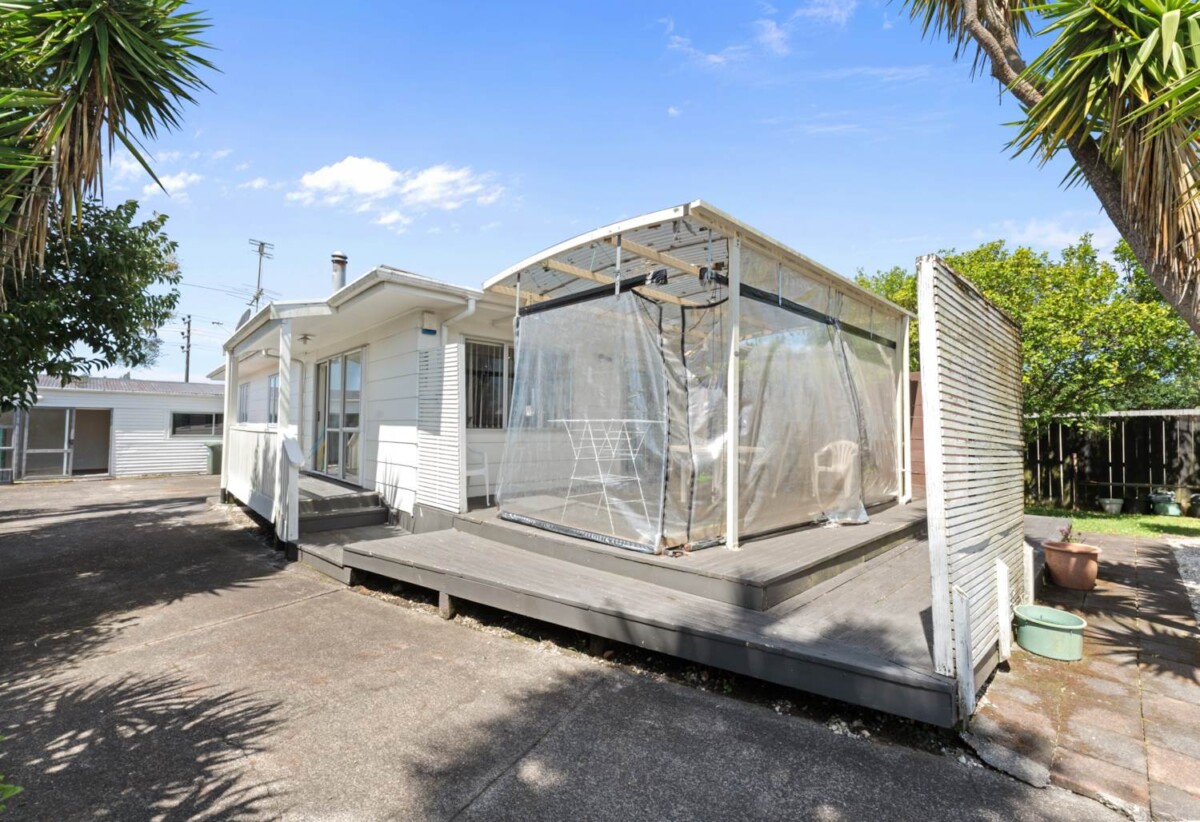Motivated owners downsizing, 3 beds 2 baths house on 577m2 section, with huge storage/rumpus area, 0.2 km to Bruce McLaren Intermediate School, 0.8 km to Henderson South School, 1.4 km to Henderson High School, 17 Hindmarsh Street, Henderson, Auckland