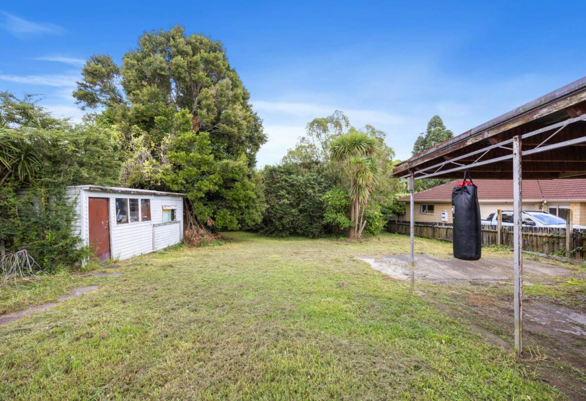 First time offered for sale in over 20 years, 3 beds house on 883m2 section, 0.2 km to Pomaria Road School, 0.9 km to Waitakere College and Henderson Intermediate, 26 Kingdale Road, Henderson, Auckland