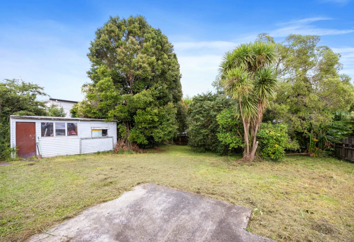 First time offered for sale in over 20 years, 3 beds house on 883m2 section, 0.2 km to Pomaria Road School, 0.9 km to Waitakere College and Henderson Intermediate, 26 Kingdale Road, Henderson, Auckland