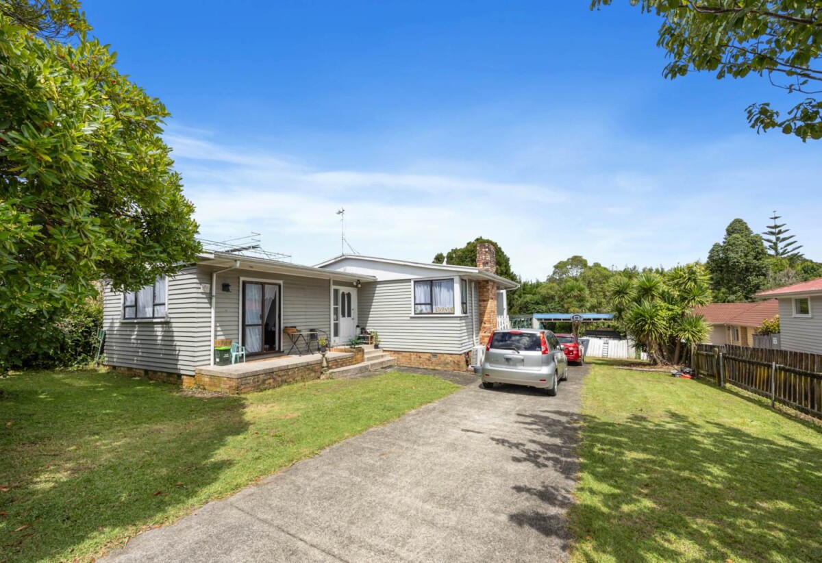 First time offered for sale in over 20 years, 3 beds house on 883m2 section, 0.2 km to Pomaria Road School, 0.9 km to Waitakere College and Henderson Intermediate, 26 Kingdale Road, Henderson, Auckland