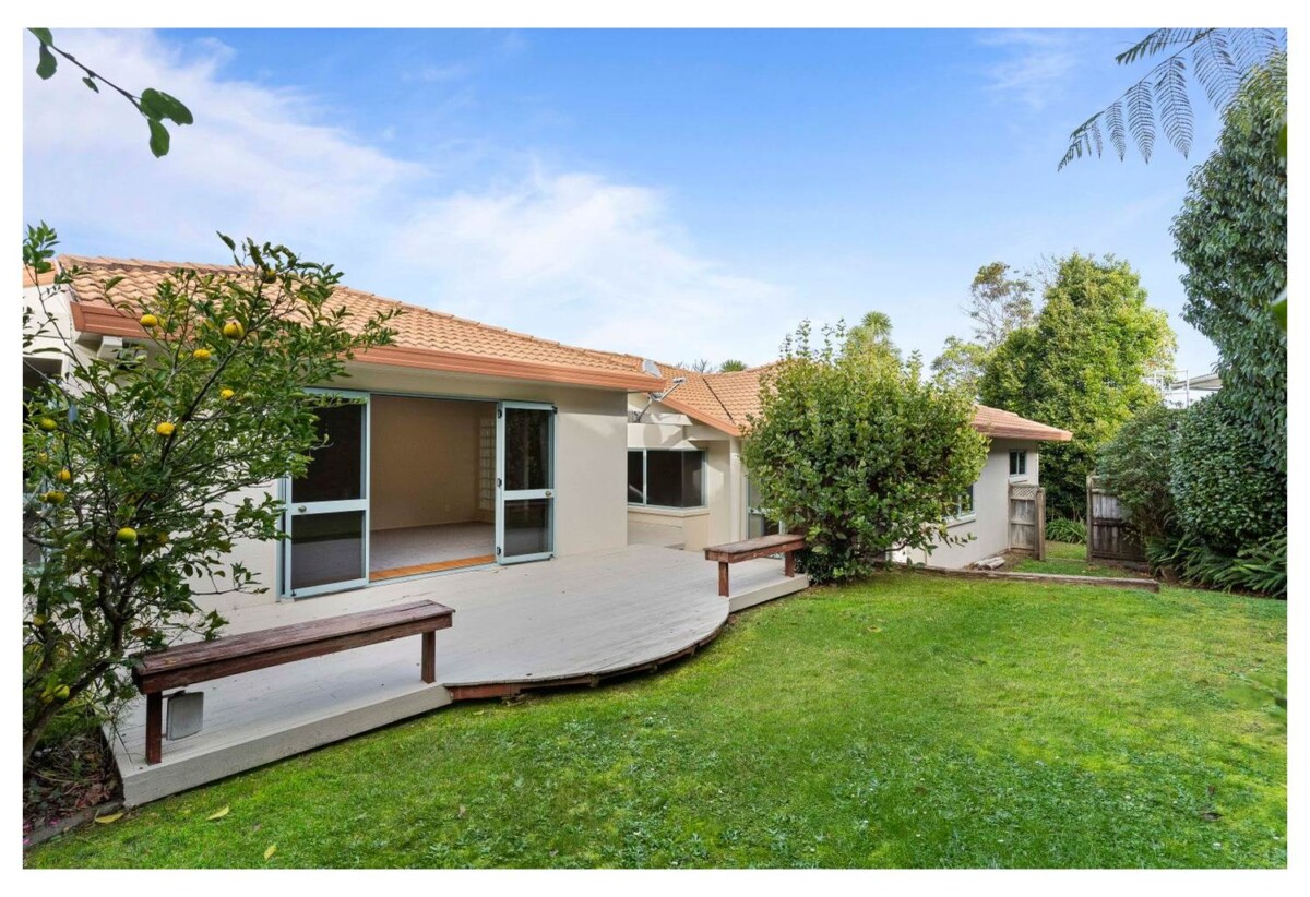 4 beds 2 baths house on 818m2 section, Mixed Housing URBAN Zone on both PC 78 & PC 120, Easy walk to the fantastic beach, Close to Silverdale retail centre, 0.2 km to Red Beach School, 1 Halldene Terrace, Red Beach, Auckland
