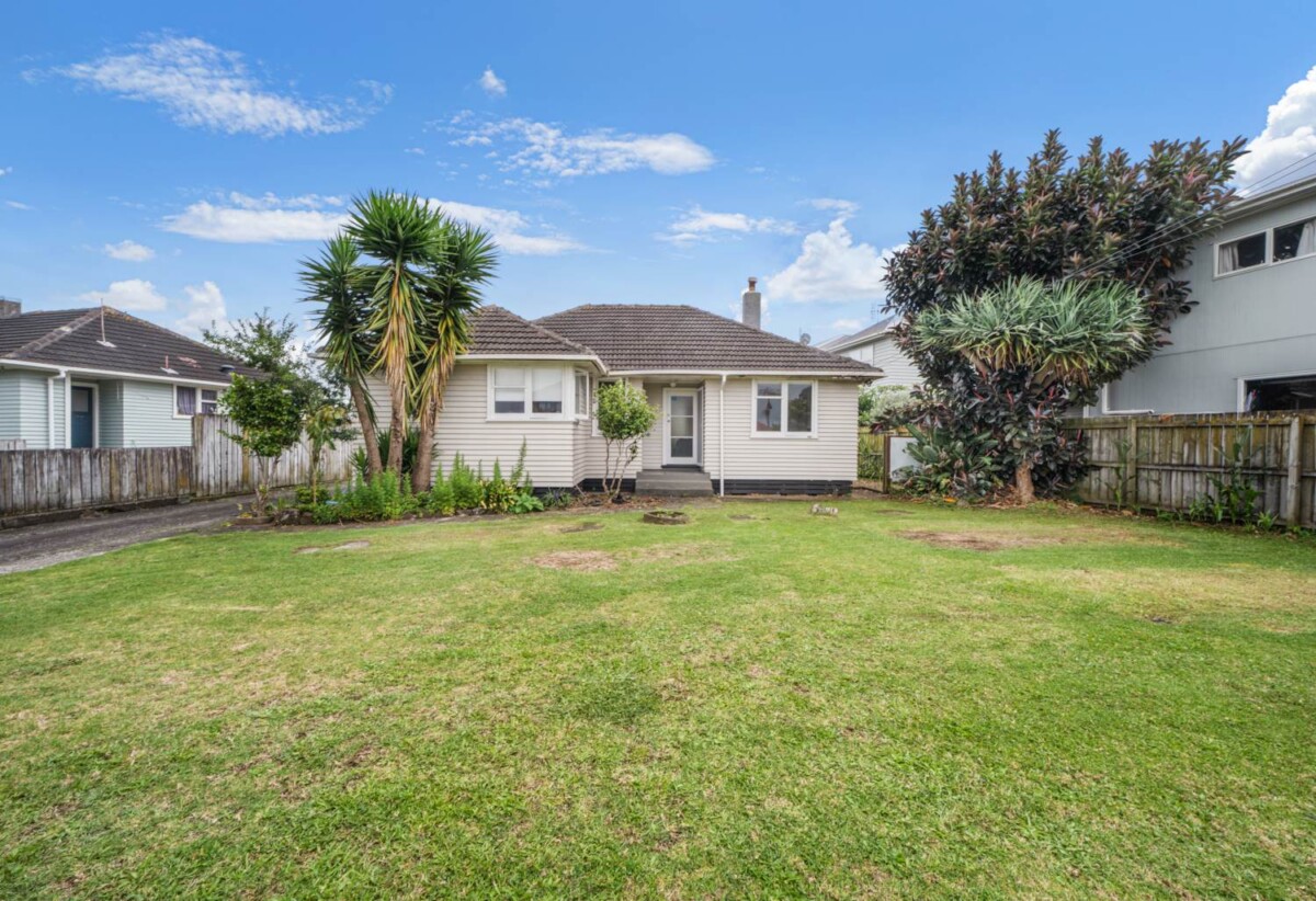 Overseas vendor, 3 beds house on 688m2 section, Just one street from the Tamaki waterfront, Currently tenanted, 0.5 km to Panama Road School, Close to Sylvia Park Shopping Centre, 261 Panama Road, Mt Wellington, Auckland
