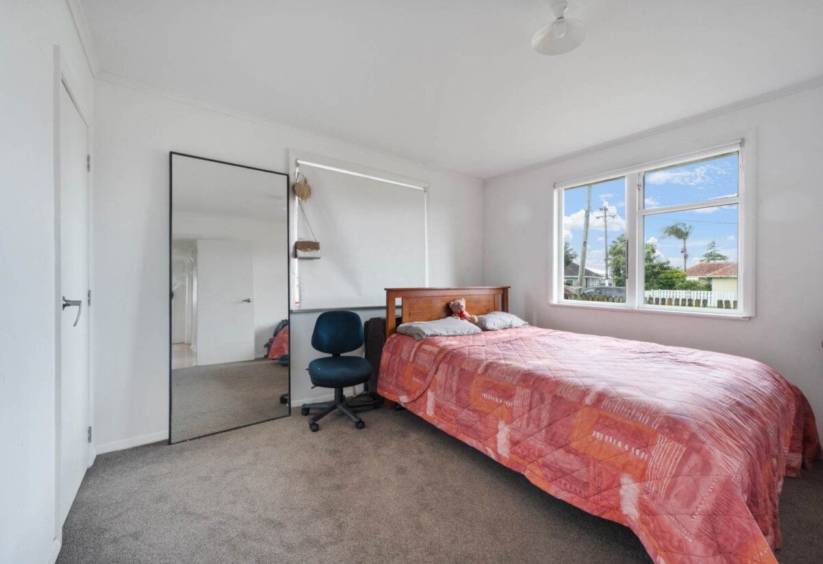 Overseas vendor, 3 beds house on 688m2 section, Just one street from the Tamaki waterfront, Currently tenanted, 0.5 km to Panama Road School, Close to Sylvia Park Shopping Centre, 261 Panama Road, Mt Wellington, Auckland