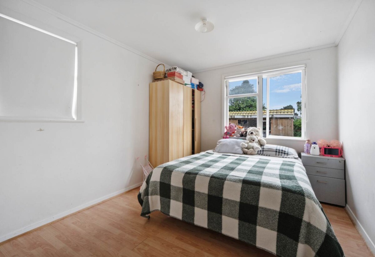 Overseas vendor, 3 beds house on 688m2 section, Just one street from the Tamaki waterfront, Currently tenanted, 0.5 km to Panama Road School, Close to Sylvia Park Shopping Centre, 261 Panama Road, Mt Wellington, Auckland