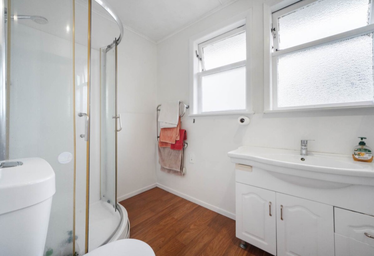 Overseas vendor, 3 beds house on 688m2 section, Just one street from the Tamaki waterfront, Currently tenanted, 0.5 km to Panama Road School, Close to Sylvia Park Shopping Centre, 261 Panama Road, Mt Wellington, Auckland