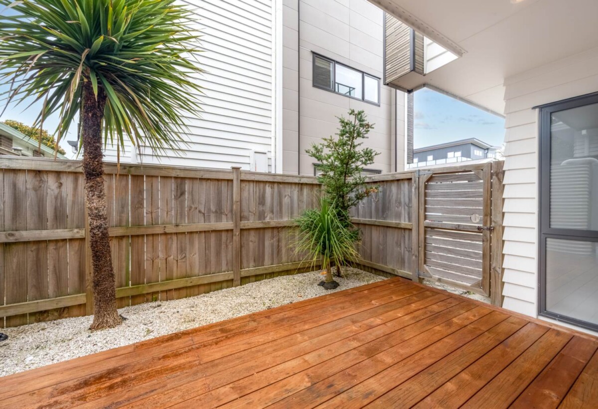 Rangitoto College Zone , standalone 4 beds + study room 3 baths house with garage, 1 bed 1 bath plus a separate living room ground floor, 0.3 km to Northcross Intermediate, 0.7 km to Oteha Valley School , 2.4 km to Rangitoto College, 844C East Coast Road, Oteha, Auckland