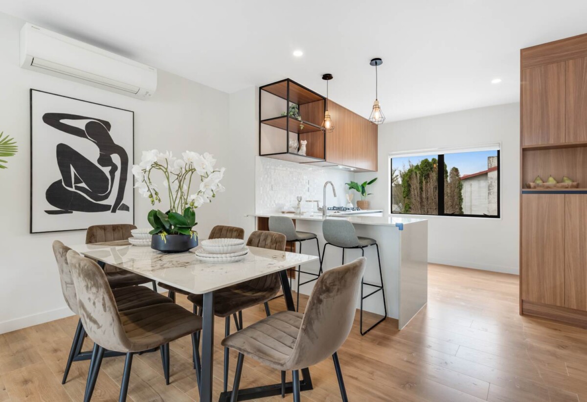 Rangitoto College Zone , standalone 4 beds + study room 3 baths house with garage, 1 bed 1 bath plus a separate living room ground floor, 0.3 km to Northcross Intermediate, 0.7 km to Oteha Valley School , 2.4 km to Rangitoto College, 844C East Coast Road, Oteha, Auckland