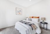 Rangitoto College Zone , standalone 4 beds + study room 3 baths house with garage, 1 bed 1 bath plus a separate living room ground floor, 0.3 km to Northcross Intermediate, 0.7 km to Oteha Valley School , 2.4 km to Rangitoto College, 844C East Coast Road, Oteha, Auckland