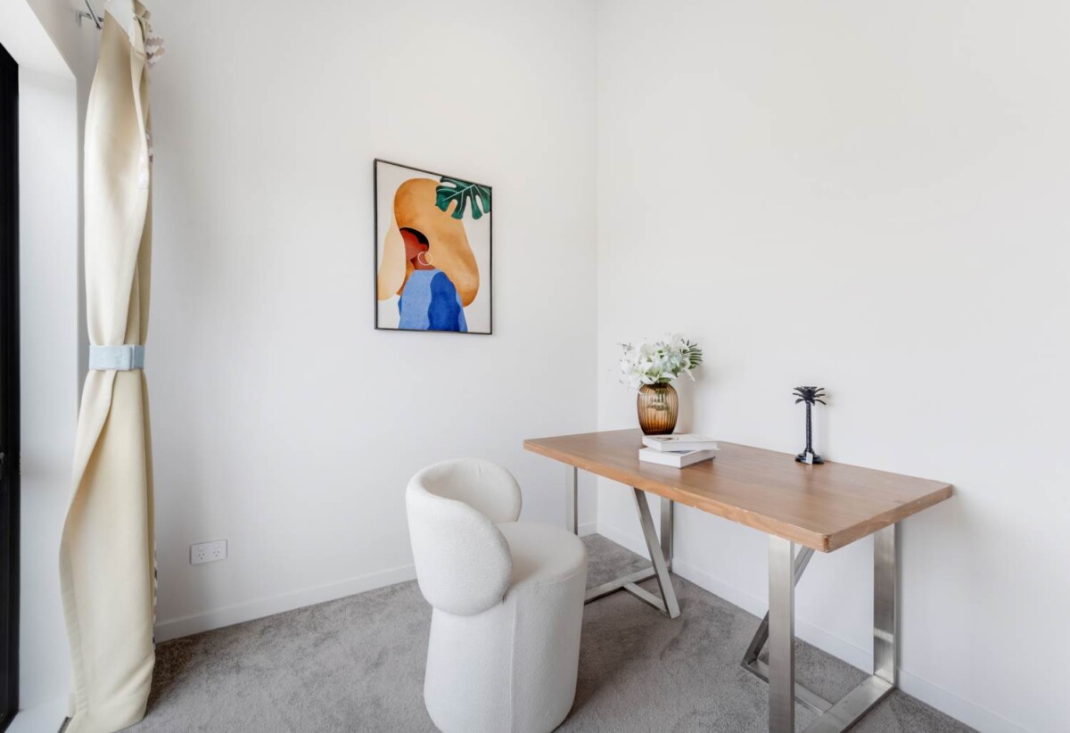 Rangitoto College Zone , standalone 4 beds + study room 3 baths house with garage, 1 bed 1 bath plus a separate living room ground floor, 0.3 km to Northcross Intermediate, 0.7 km to Oteha Valley School , 2.4 km to Rangitoto College, 844C East Coast Road, Oteha, Auckland