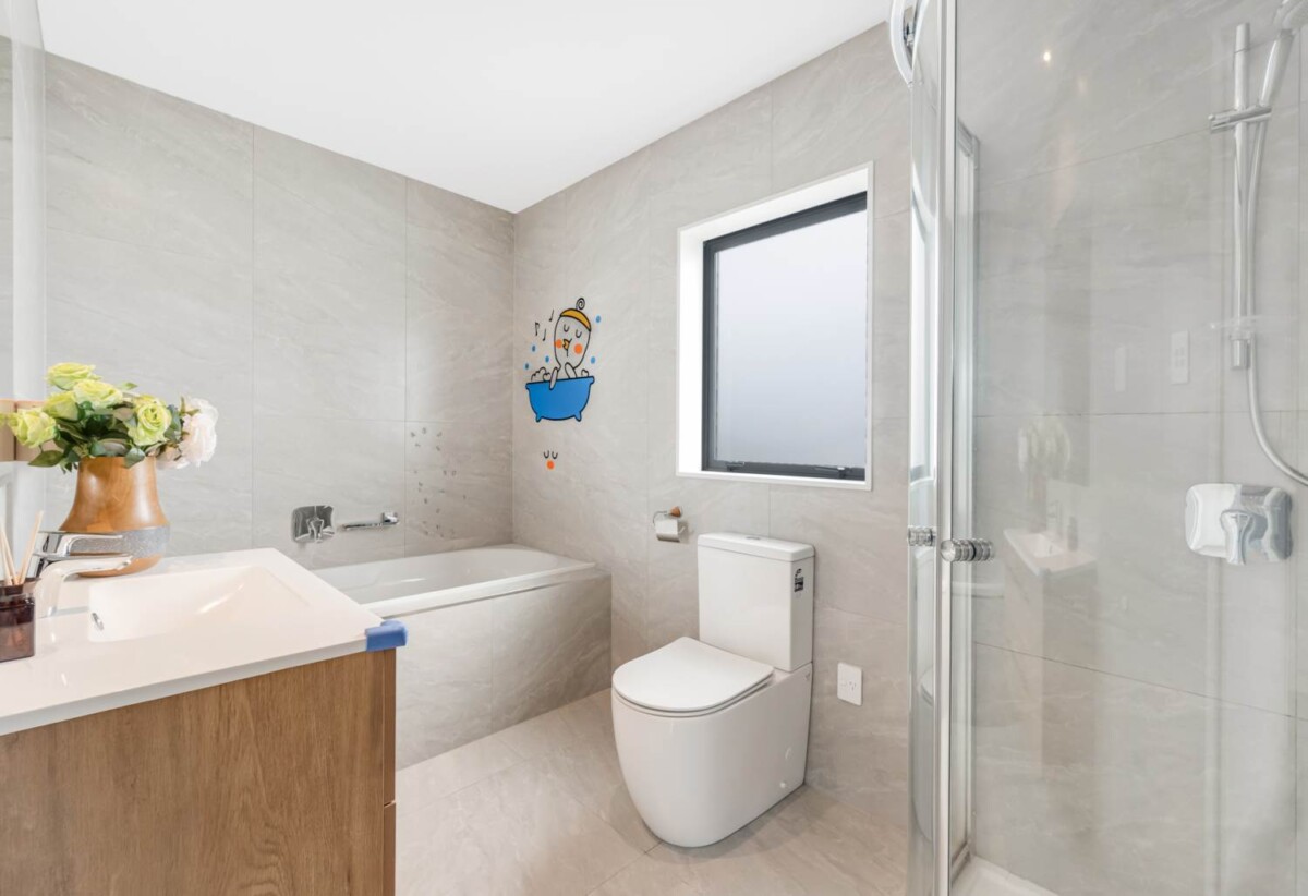 Rangitoto College Zone , standalone 4 beds + study room 3 baths house with garage, 1 bed 1 bath plus a separate living room ground floor, 0.3 km to Northcross Intermediate, 0.7 km to Oteha Valley School , 2.4 km to Rangitoto College, 844C East Coast Road, Oteha, Auckland
