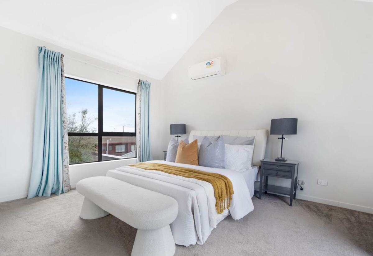 Rangitoto College Zone , standalone 4 beds + study room 3 baths house with garage, 1 bed 1 bath plus a separate living room ground floor, 0.3 km to Northcross Intermediate, 0.7 km to Oteha Valley School , 2.4 km to Rangitoto College, 844C East Coast Road, Oteha, Auckland