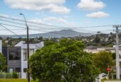 Rangitoto College Zone , standalone 4 beds + study room 3 baths house with garage, 1 bed 1 bath plus a separate living room ground floor, 0.3 km to Northcross Intermediate, 0.7 km to Oteha Valley School , 2.4 km to Rangitoto College, 844C East Coast Road, Oteha, Auckland