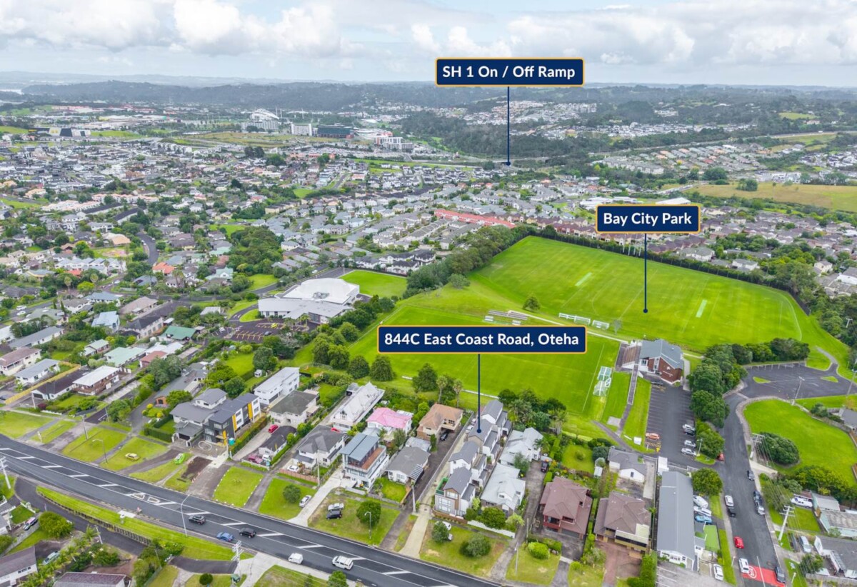 Rangitoto College Zone , standalone 4 beds + study room 3 baths house with garage, 1 bed 1 bath plus a separate living room ground floor, 0.3 km to Northcross Intermediate, 0.7 km to Oteha Valley School , 2.4 km to Rangitoto College, 844C East Coast Road, Oteha, Auckland