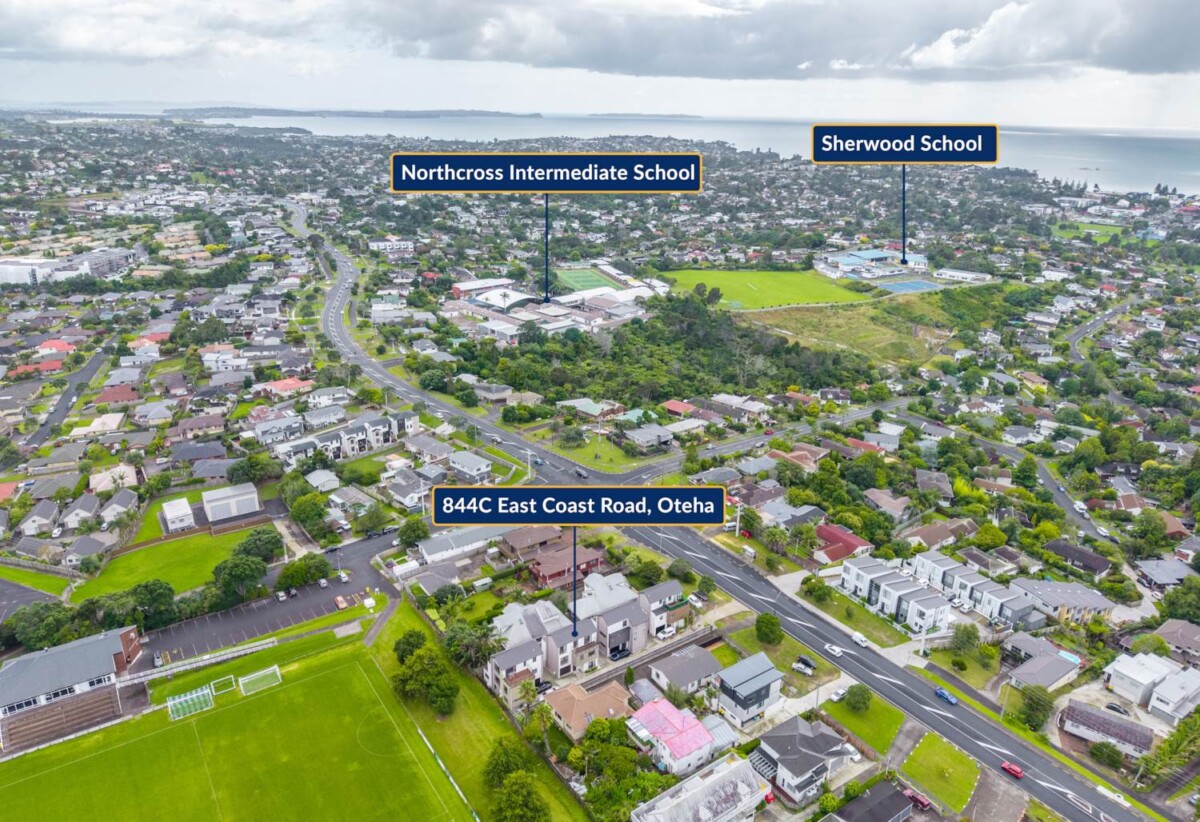 Rangitoto College Zone , standalone 4 beds + study room 3 baths house with garage, 1 bed 1 bath plus a separate living room ground floor, 0.3 km to Northcross Intermediate, 0.7 km to Oteha Valley School , 2.4 km to Rangitoto College, 844C East Coast Road, Oteha, Auckland