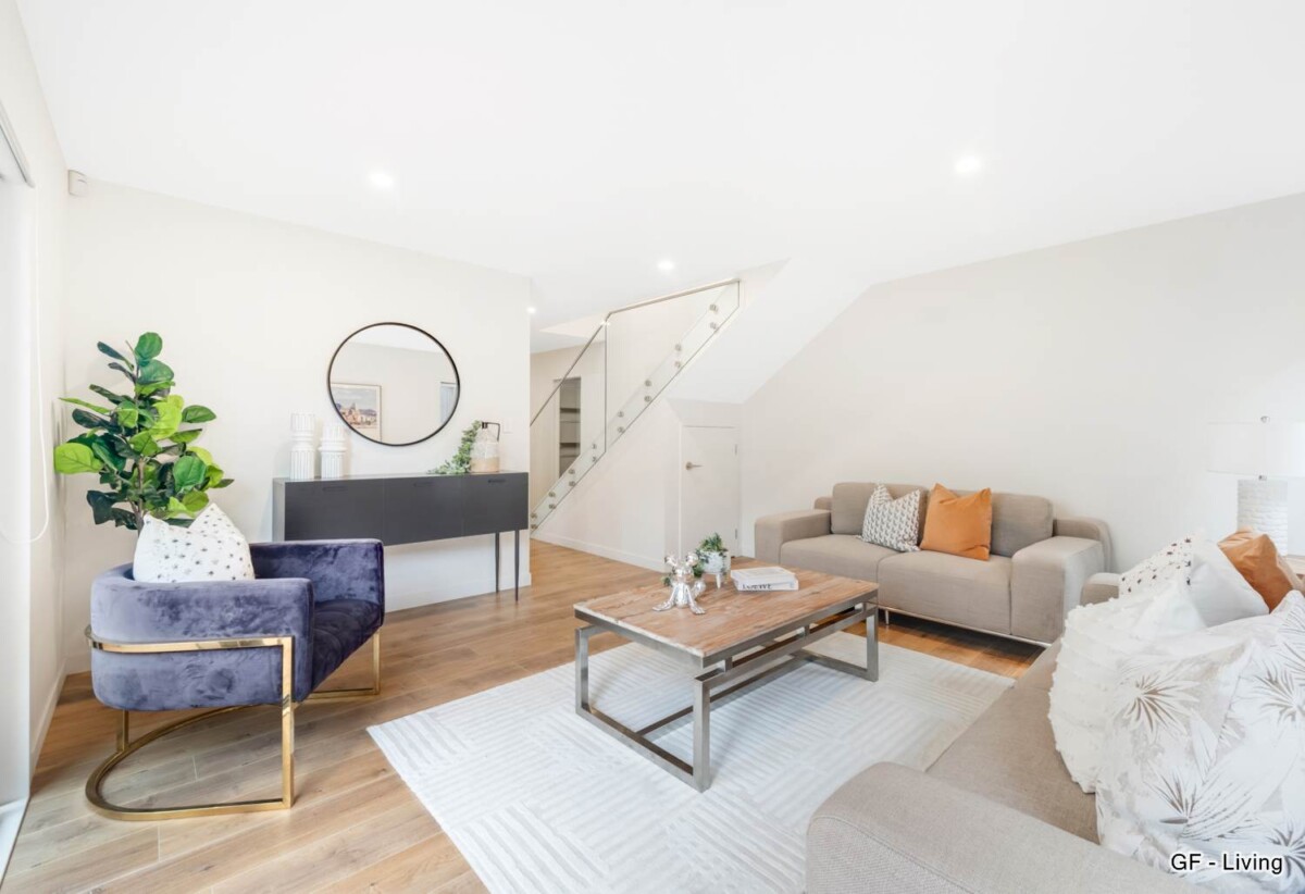 Rangitoto College Zone , standalone 4 beds + study room 3 baths house with garage, 1 bed 1 bath plus a separate living room ground floor, 0.3 km to Northcross Intermediate, 0.7 km to Oteha Valley School , 2.4 km to Rangitoto College, 844C East Coast Road, Oteha, Auckland