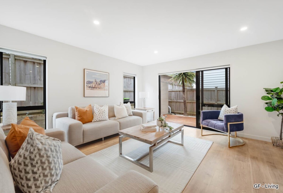 Rangitoto College Zone , standalone 4 beds + study room 3 baths house with garage, 1 bed 1 bath plus a separate living room ground floor, 0.3 km to Northcross Intermediate, 0.7 km to Oteha Valley School , 2.4 km to Rangitoto College, 844C East Coast Road, Oteha, Auckland