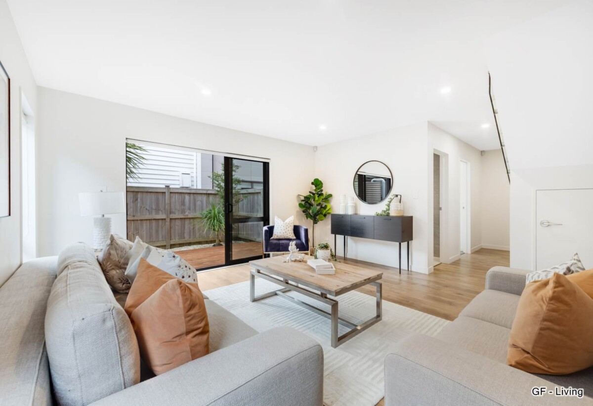 Rangitoto College Zone , standalone 4 beds + study room 3 baths house with garage, 1 bed 1 bath plus a separate living room ground floor, 0.3 km to Northcross Intermediate, 0.7 km to Oteha Valley School , 2.4 km to Rangitoto College, 844C East Coast Road, Oteha, Auckland