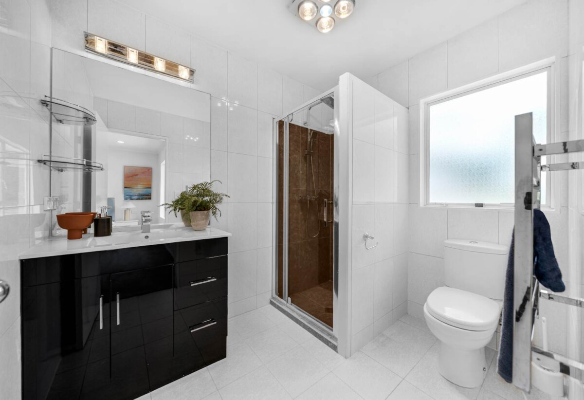 Double Westlake Zone, Brick and tile 4 beds 2.5 baths house on 678m2 section, 0.4 km to Marlborough School, 0.9 km to Glenfield Intermediate School, 1.7 km to Westlake Girls’ High School, 1.8 km to Westlake Boys’ High School, 14 Alice Place, Hillcrest, Auckland
