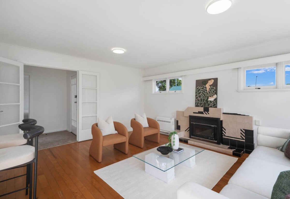 Renovated 3 beds 1 bath house with garage on 502m2 section, Minutes from Lunn Avenue amenities, Ellerslie Village, and Sylvia Park shopping, 0.7 km to Stanhope Road School, 428 Ellerslie Panmure Highway, Mt Wellington, Auckland