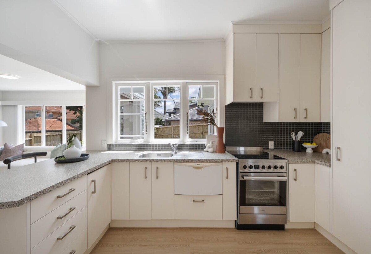 Renovated 3 beds 1 bath house with garage on 502m2 section, Minutes from Lunn Avenue amenities, Ellerslie Village, and Sylvia Park shopping, 0.7 km to Stanhope Road School, 428 Ellerslie Panmure Highway, Mt Wellington, Auckland
