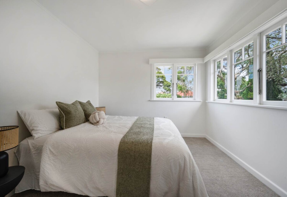 Renovated 3 beds 1 bath house with garage on 502m2 section, Minutes from Lunn Avenue amenities, Ellerslie Village, and Sylvia Park shopping, 0.7 km to Stanhope Road School, 428 Ellerslie Panmure Highway, Mt Wellington, Auckland