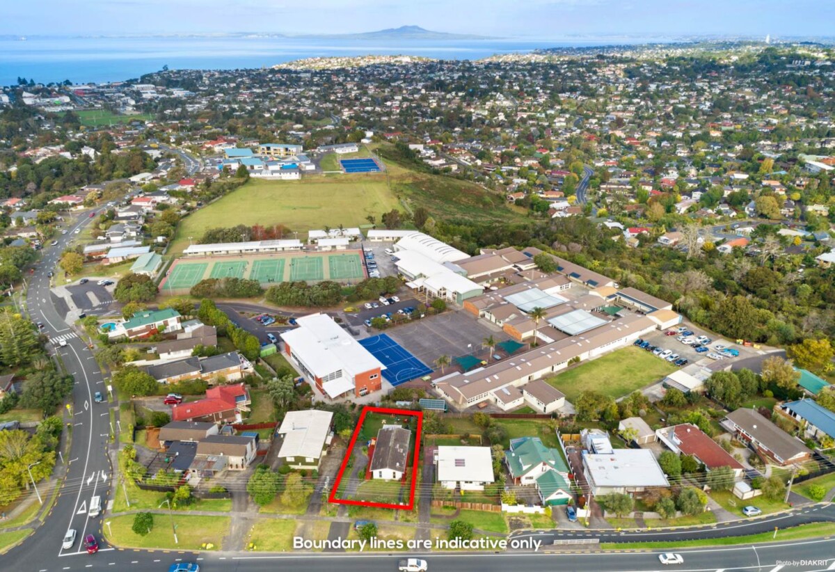3 beds 1 bath house on 759m2 section, Mixed Housing Urban Zone, close to Albany Mall, 0.1 km to Northcross Intermediate, 0.4 km to Sherwood School (Auckland), 2.8 km to Long Bay College, 779 East Coast Road, Northcross, Auckland