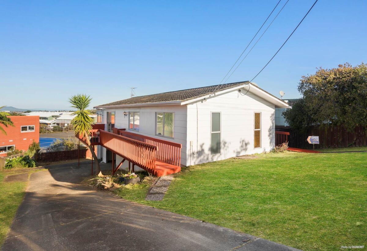 3 beds 1 bath house on 759m2 section, Mixed Housing Urban Zone, close to Albany Mall, 0.1 km to Northcross Intermediate, 0.4 km to Sherwood School (Auckland), 2.8 km to Long Bay College, 779 East Coast Road, Northcross, Auckland