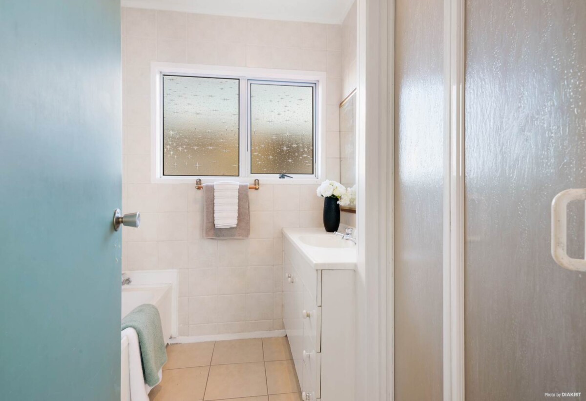 3 beds 1 bath house on 759m2 section, Mixed Housing Urban Zone, close to Albany Mall, 0.1 km to Northcross Intermediate, 0.4 km to Sherwood School (Auckland), 2.8 km to Long Bay College, 779 East Coast Road, Northcross, Auckland