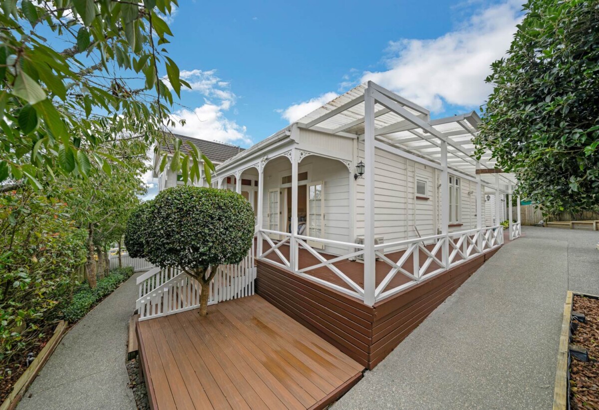 First time on the market in over 25 years, vendors have moved to a retirement village, 413m2 8 beds 5 baths house on 819m2 section, 0.5 km to Willowbank School (Howick), 1.3 km to Botany Downs Secondary College, 57C Point View Drive, East Tamaki Heights, Auckland