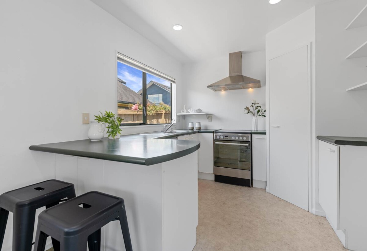 90m2 standalone 2 beds 1 bath home with garage, close to Panmure Town Centre, the Panmure Interchange, 0.2 km to Panmure Bridge School, 50B Kings Road, Panmure, Auckland