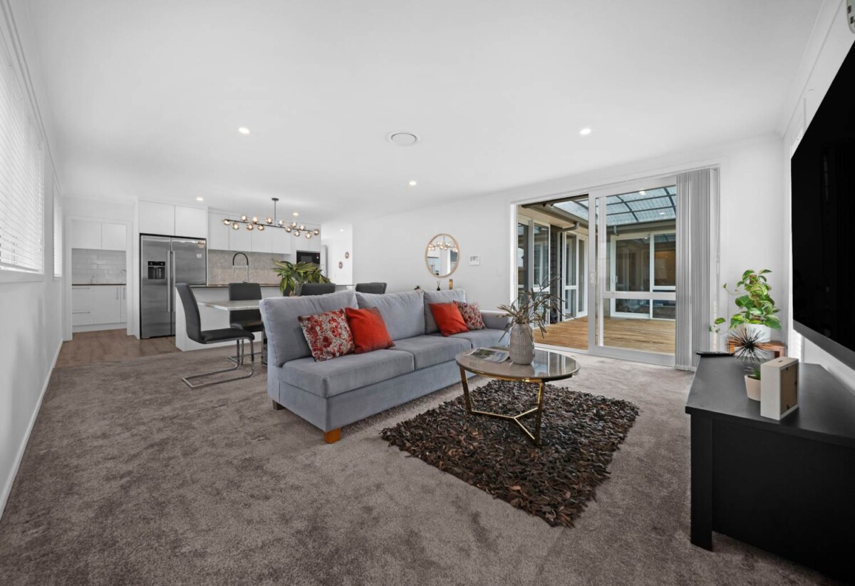 2 kitchens, 4 beds 2.5 baths house on 510m2 section, 0.8 km to Tuakau School, 1.4 km to Tuakau College, 48 Rapana Drive, Tuakau