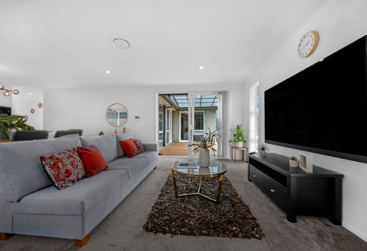 2 kitchens, 4 beds 2.5 baths house on 510m2 section, 0.8 km to Tuakau School, 1.4 km to Tuakau College, 48 Rapana Drive, Tuakau