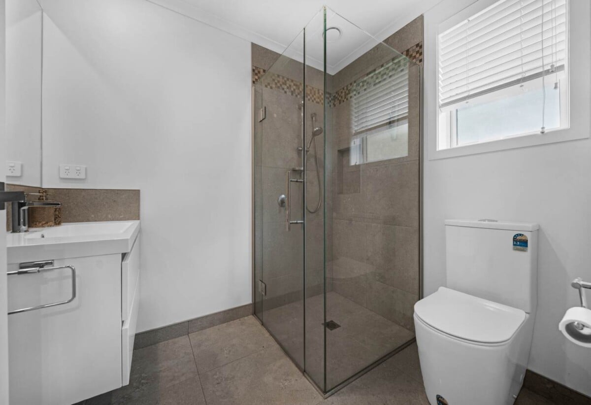 2 kitchens, 4 beds 2.5 baths house on 510m2 section, 0.8 km to Tuakau School, 1.4 km to Tuakau College, 48 Rapana Drive, Tuakau
