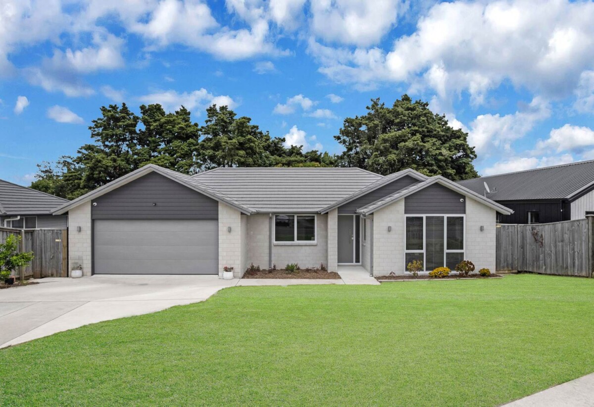 2 kitchens, 4 beds 2.5 baths house on 510m2 section, 0.8 km to Tuakau School, 1.4 km to Tuakau College, 48 Rapana Drive, Tuakau