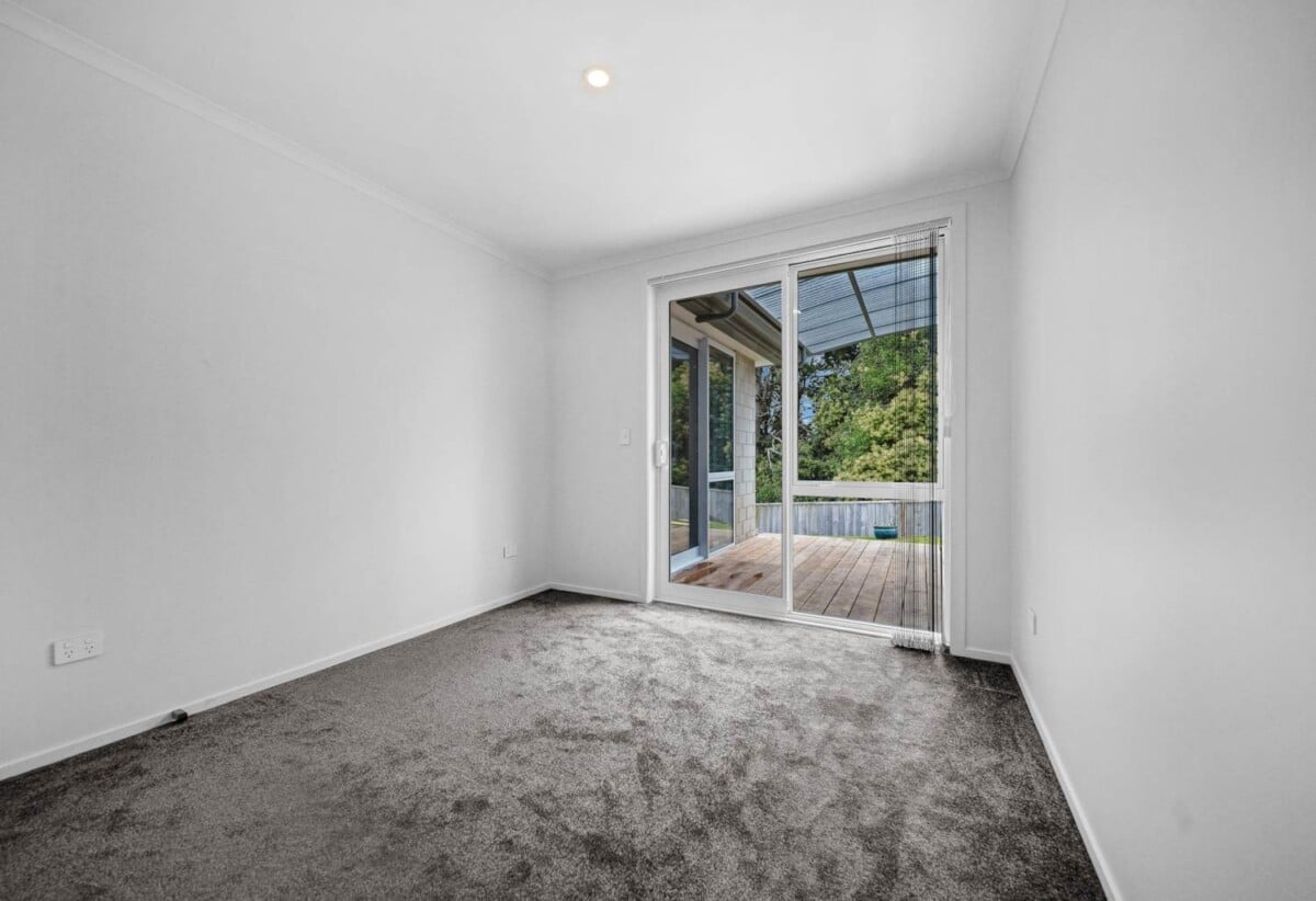 2 kitchens, 4 beds 2.5 baths house on 510m2 section, 0.8 km to Tuakau School, 1.4 km to Tuakau College, 48 Rapana Drive, Tuakau