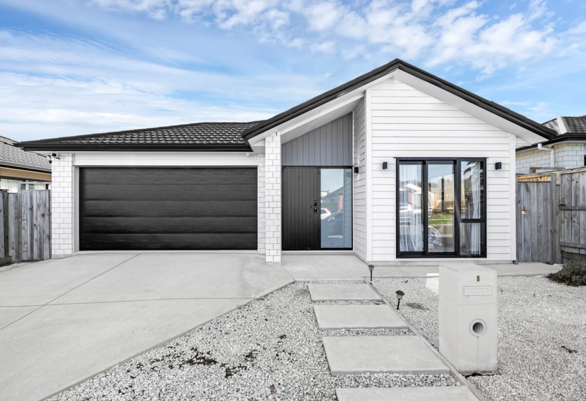 5 beds 3 baths house with double garage on 373m2 section, close to shops, school, motorway access, 0.5 km to Hingaia Peninsula School, 1.7 km to Rosehill Intermediate, 1.8 km to Rosehill College, 8 Lusitano Drive, Karaka, Auckland