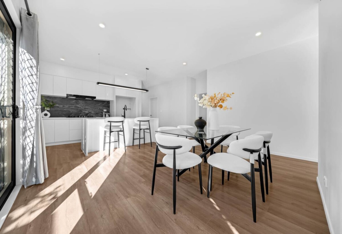5 beds 3 baths house with double garage on 373m2 section, close to shops, school, motorway access, 0.5 km to Hingaia Peninsula School, 1.7 km to Rosehill Intermediate, 1.8 km to Rosehill College, 8 Lusitano Drive, Karaka, Auckland