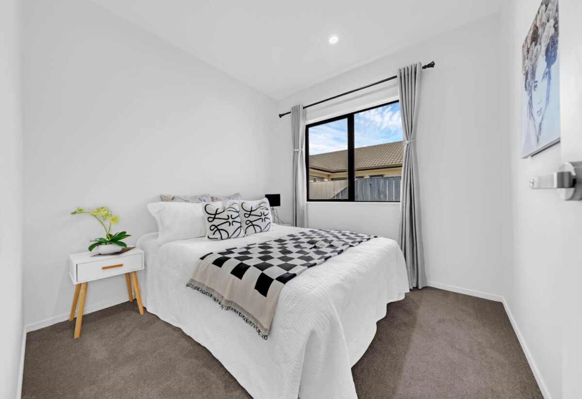 5 beds 3 baths house with double garage on 373m2 section, close to shops, school, motorway access, 0.5 km to Hingaia Peninsula School, 1.7 km to Rosehill Intermediate, 1.8 km to Rosehill College, 8 Lusitano Drive, Karaka, Auckland
