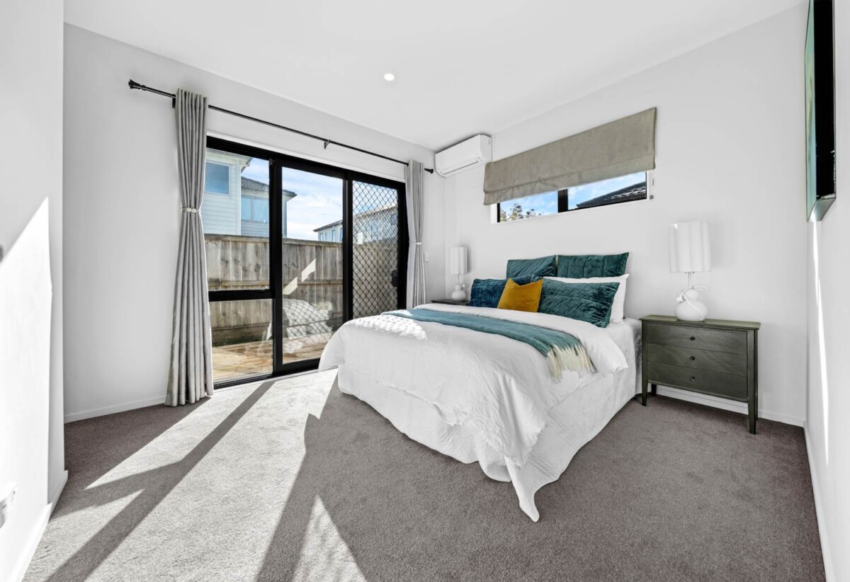 5 beds 3 baths house with double garage on 373m2 section, close to shops, school, motorway access, 0.5 km to Hingaia Peninsula School, 1.7 km to Rosehill Intermediate, 1.8 km to Rosehill College, 8 Lusitano Drive, Karaka, Auckland