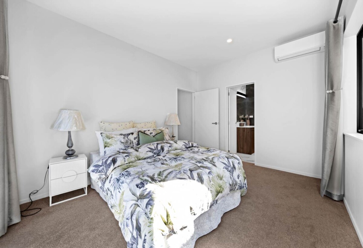 5 beds 3 baths house with double garage on 373m2 section, close to shops, school, motorway access, 0.5 km to Hingaia Peninsula School, 1.7 km to Rosehill Intermediate, 1.8 km to Rosehill College, 8 Lusitano Drive, Karaka, Auckland