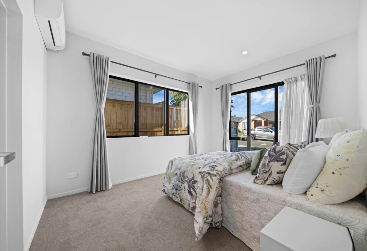 5 beds 3 baths house with double garage on 373m2 section, close to shops, school, motorway access, 0.5 km to Hingaia Peninsula School, 1.7 km to Rosehill Intermediate, 1.8 km to Rosehill College, 8 Lusitano Drive, Karaka, Auckland