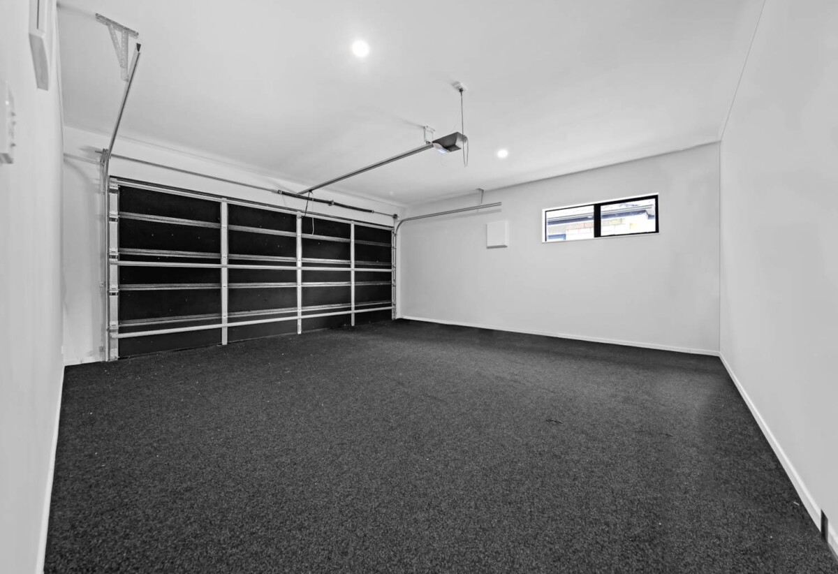 5 beds 3 baths house with double garage on 373m2 section, close to shops, school, motorway access, 0.5 km to Hingaia Peninsula School, 1.7 km to Rosehill Intermediate, 1.8 km to Rosehill College, 8 Lusitano Drive, Karaka, Auckland