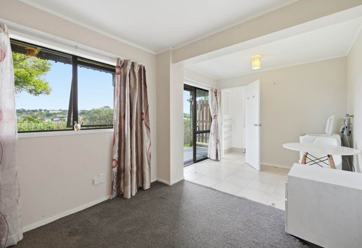 Rangi Zone, 3 beds house on 737m2 section, with RC for 3 Stand-alone Freehold houses, close to schools, beach, Almany Mall, Motorway access, 38 Oaktree Avenue, Browns Bay, Auckland