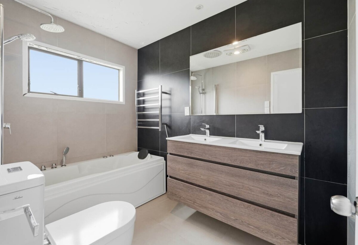Rangi Zone, 3 beds house on 737m2 section, with RC for 3 Stand-alone Freehold houses, close to schools, beach, Almany Mall, Motorway access, 38 Oaktree Avenue, Browns Bay, Auckland