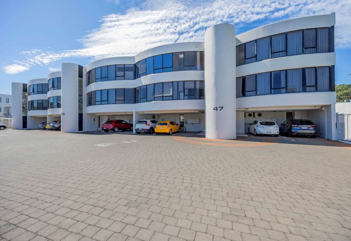LIVE WHERE OTHERS HOLIDAY, sea views and iconic 2 beds 2 baths 2 car park apartment, cafés, restaurants, transport and the beach right at your doorstep, 0.3 km to Kohimarama School, 4/47 Tamaki Drive, Mission Bay, Auckland