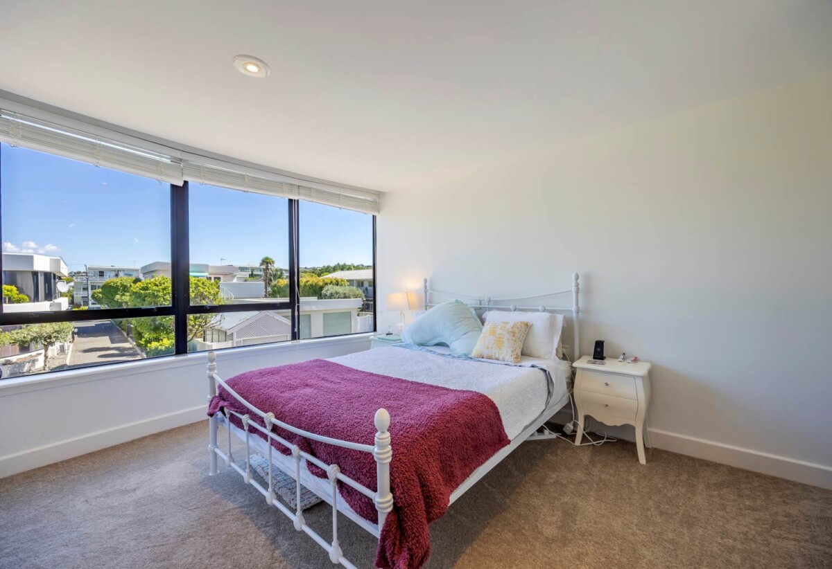 LIVE WHERE OTHERS HOLIDAY, sea views and iconic 2 beds 2 baths 2 car park apartment, cafés, restaurants, transport and the beach right at your doorstep, 0.3 km to Kohimarama School, 4/47 Tamaki Drive, Mission Bay, Auckland