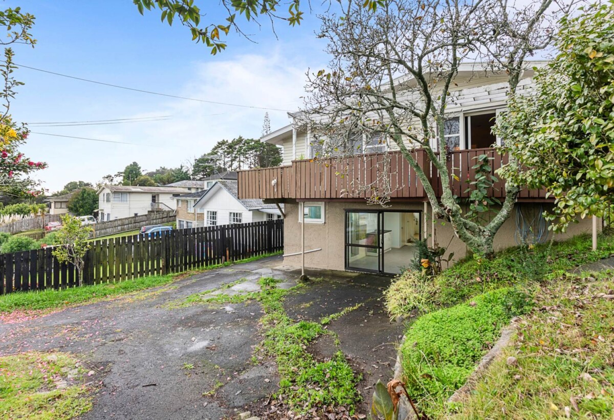 4 beds house on 776m2 section, RC-Approved for 6 standalone 3+beds home with garage, 0.5 km to Marlborough School, 1.2 km to Glenfield Intermediate School, 2.1 km to Northcote College, 75 Archers Road, Hillcrest, Auckland